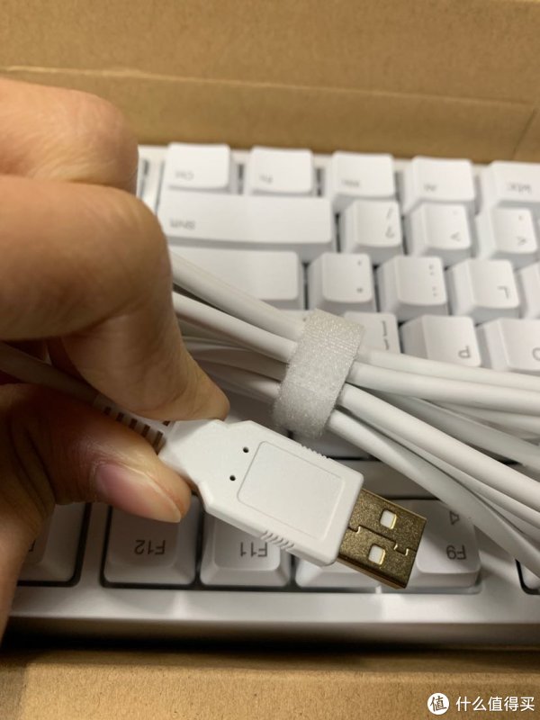 镀金色的插口和收纳的绑线