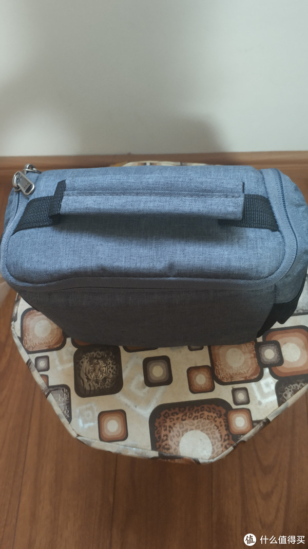 拉上拉链后是这样的，虽然塞完这一机身二镜头后拉链有点不好拉，但也没到费力的地步。