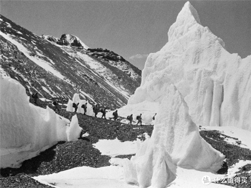 图：登山队队员们进入拔海5900米高地的冰塔区。