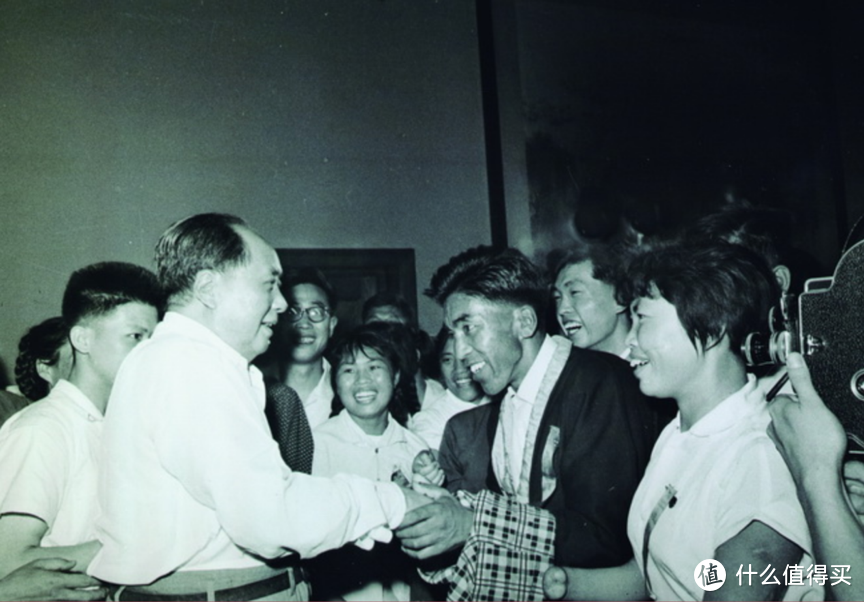 图：1964年，贡布在北京见到了毛主席。
