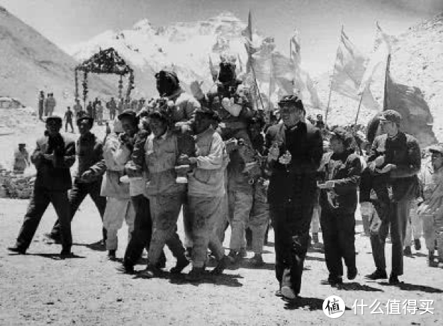图：1960年5月30日，王富洲等凯旋回到大本营。