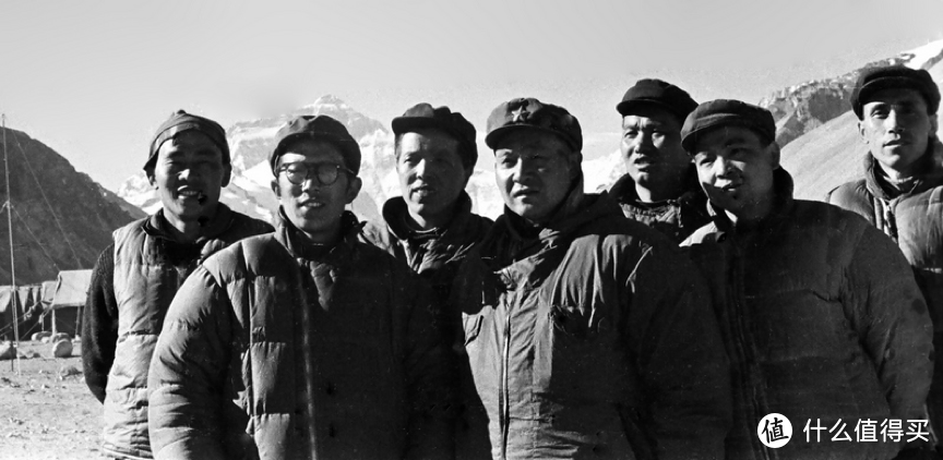 图：1975年，登山气象预报组在珠峰大本营