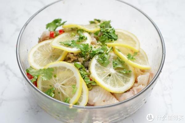 酸爽开胃！家庭聚餐必备的柠檬凤爪做法…