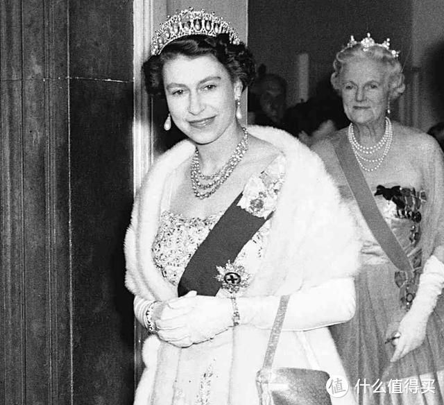 英国皇室的传承，竟然通过珠宝来演绎！