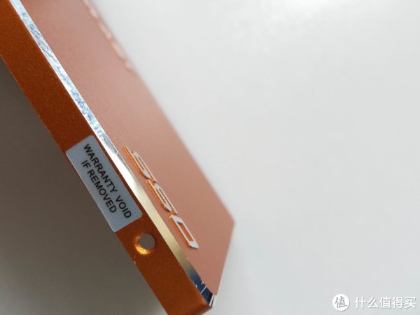 防拆标签底下倒是有一个螺丝孔