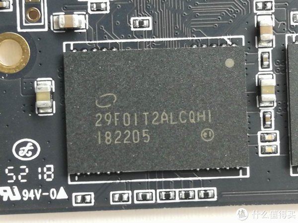 闪存是Intel 29F01T2ALCQH1，128GB容量，N18A 3D QLC。据说不是正片，我也没有能力鉴别是否为打标黑片，姑且就认为是原厂正片吧。