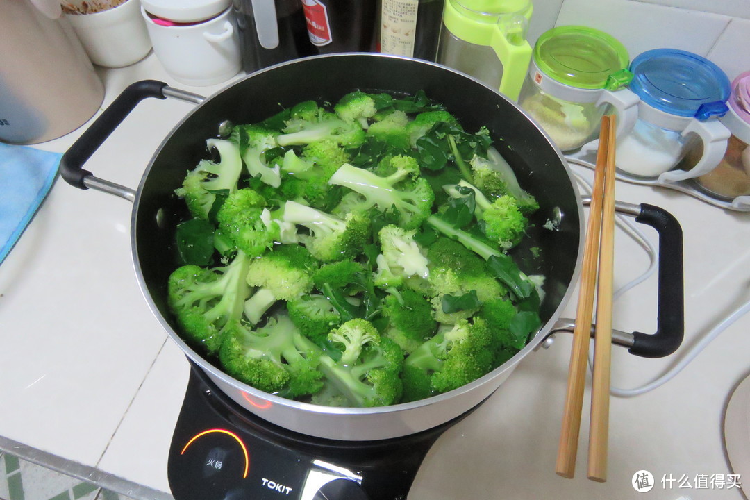 葱油饼清炒蒜苔统统搞定：TOKIT智能热敏炉青春版不仅火力猛，而且用途广