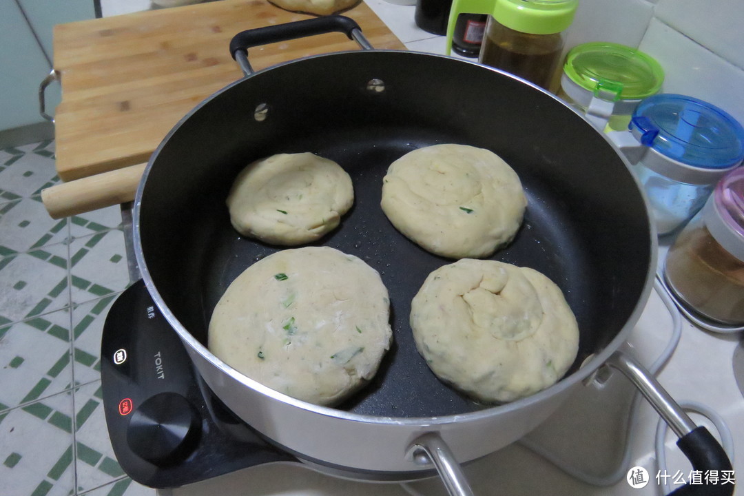 葱油饼清炒蒜苔统统搞定：TOKIT智能热敏炉青春版不仅火力猛，而且用途广