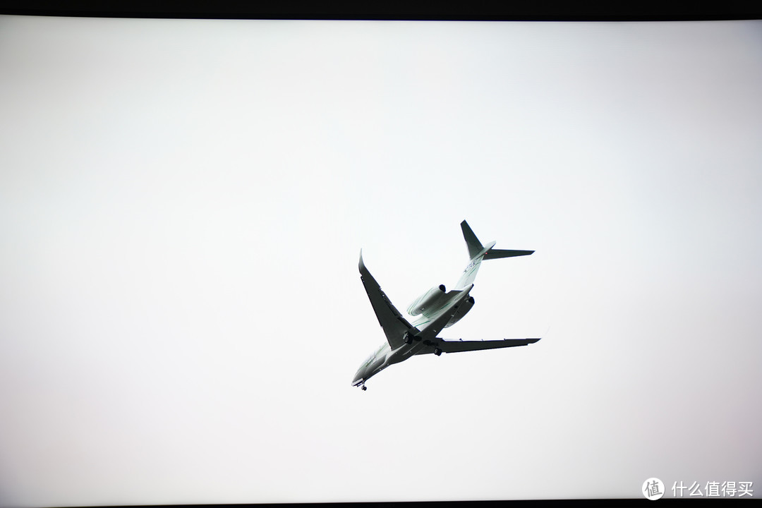 快速掠过的飞机 索尼X9500G 图像模式设置为“电影”