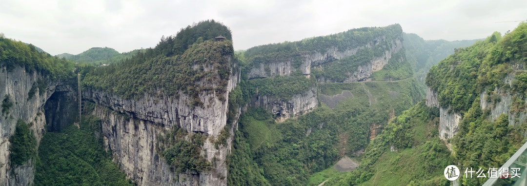 这里风景也是很震撼了，也是网红打卡景点之一，据说是影版三生三世的诛仙台，实际站在上面没有想象中那么恐怖，因为这个玻璃不是特别透，所以并没有害怕。