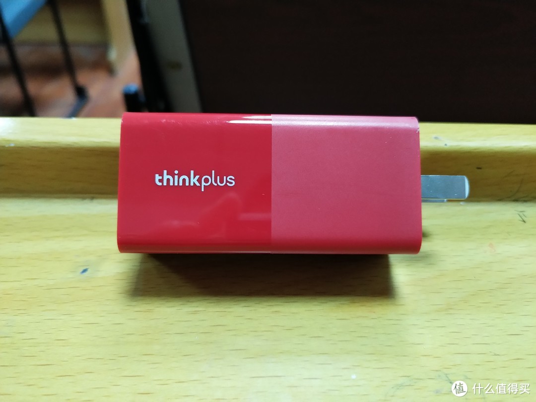 外出旅行充电神器——联想红色ThinkPlus口红电源简评