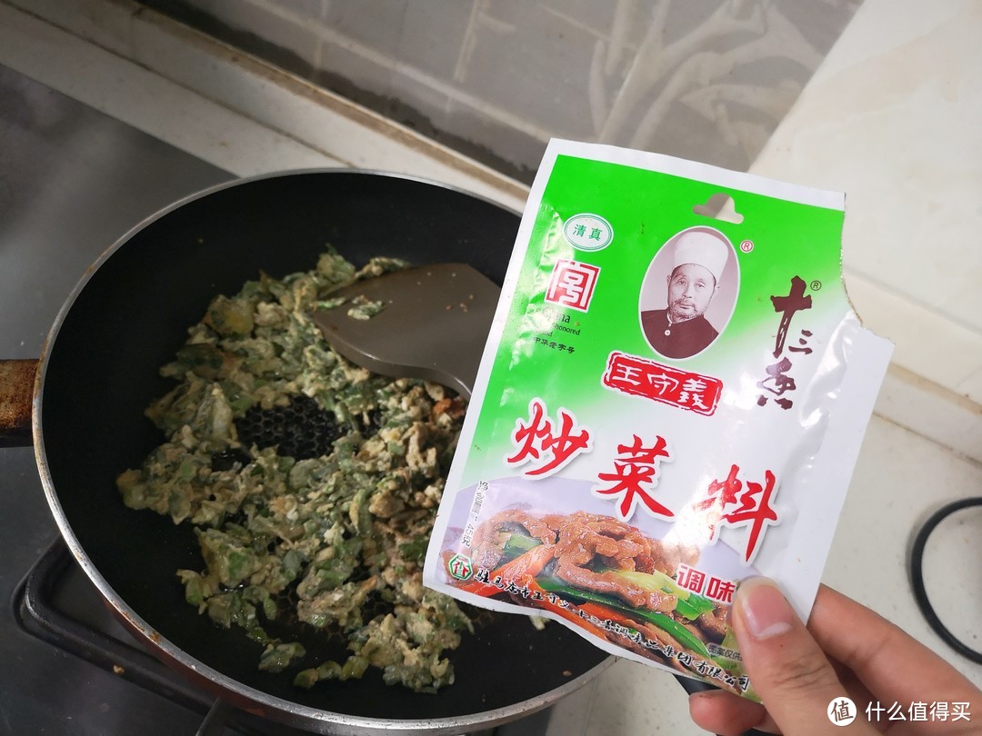 香椿本身香味重，不用加调料，喜欢味道的加入王守义炒菜料也可