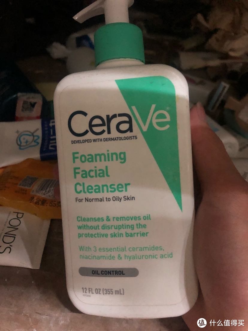 Cerave洗面奶，京东沃尔玛80左右买的，泡沫不多，洗完了脸有点假滑，还不错，没味道