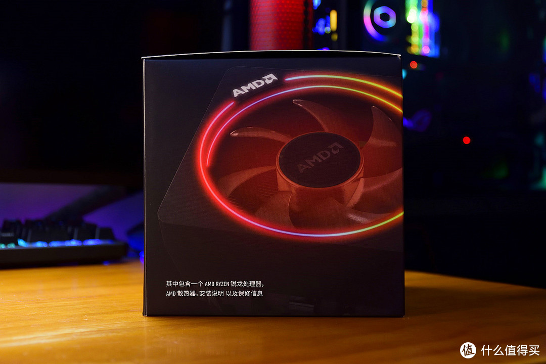 在风扇面与之前原版没有区别，AMD Ryzen 7 2700X 五十周年纪念版附送的还是标准的“幽灵·棱镜”散热器