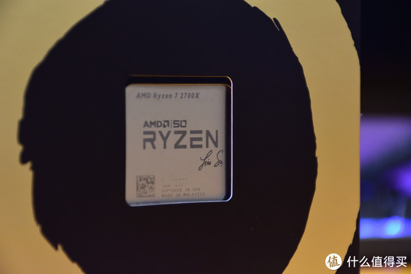 从包装的开窗上可以看到AMD Ryzen 7 2700X 五十周年纪念版本体，上面有Lisa Su博士的签名雕刻