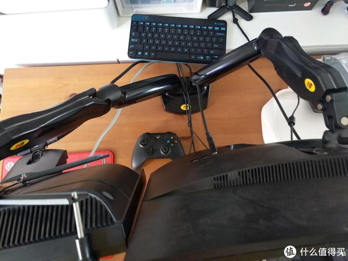 专门收拾了下桌面,附可能是这波活动最老的显示器