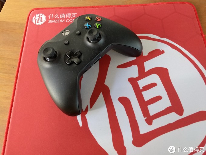 专门收拾了下桌面,附可能是这波活动最老的显示器