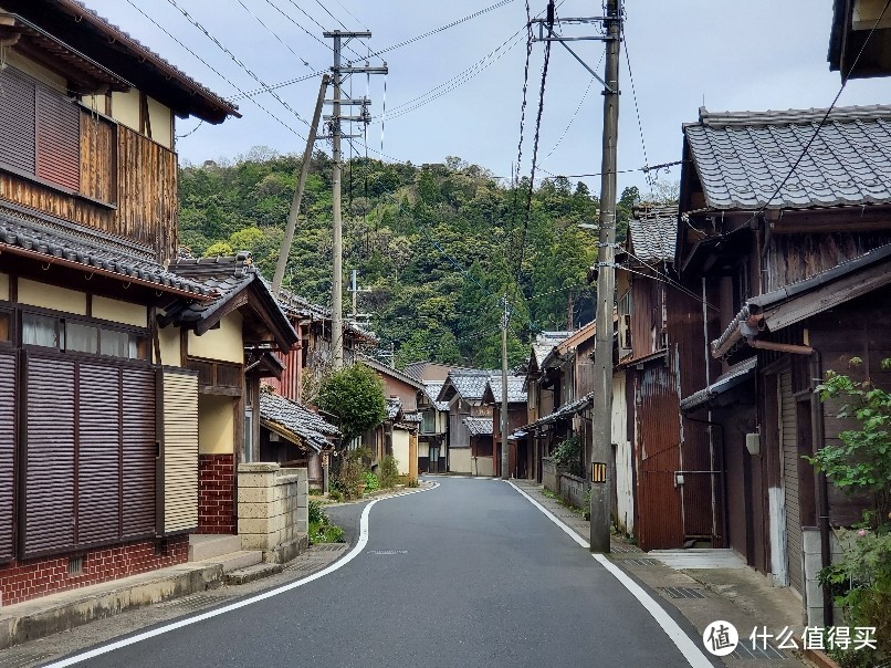 居民小街，沿着山和海建造