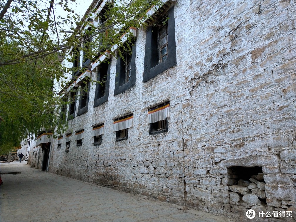 颇有历史味道的白墙，藏族建筑多以白色，红色、黑色为主要色调，分别代表怜悯、智慧与力量。