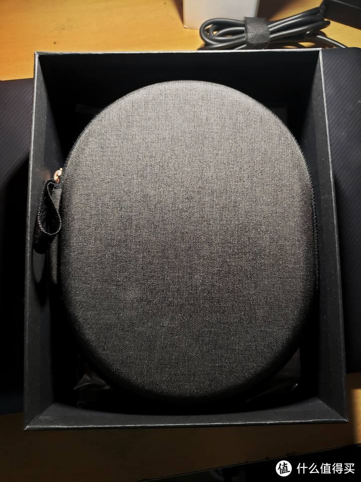 附赠的耳机包是灰色的，beautiful