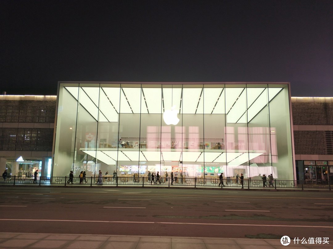 在杭州苹果直营店对面看到华为MateBook X新品，谈谈看热闹的感觉