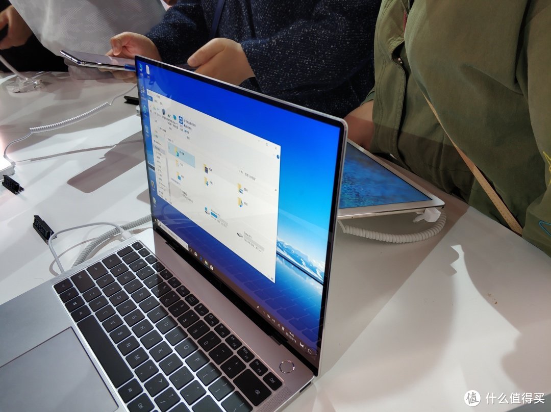 在杭州苹果直营店对面看到华为MateBook X新品，谈谈看热闹的感觉