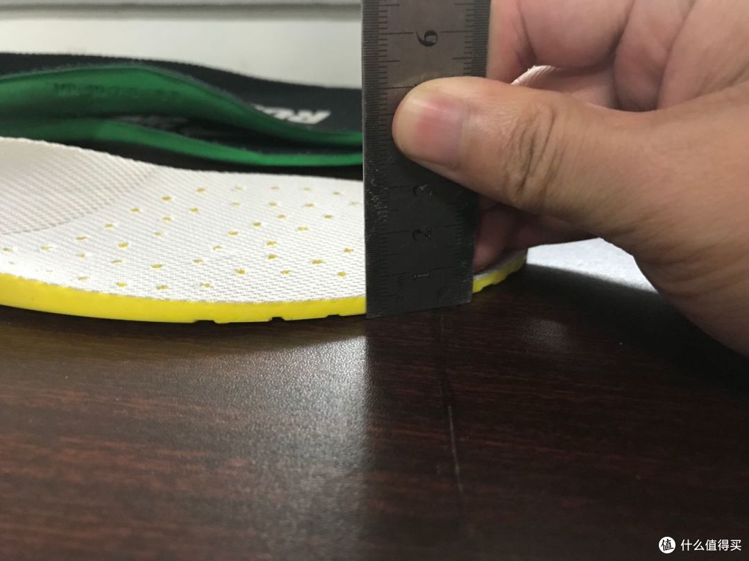 两款厚度相当，都大致是0.5cm的样子。光线不太好，可怜了我的眼睛