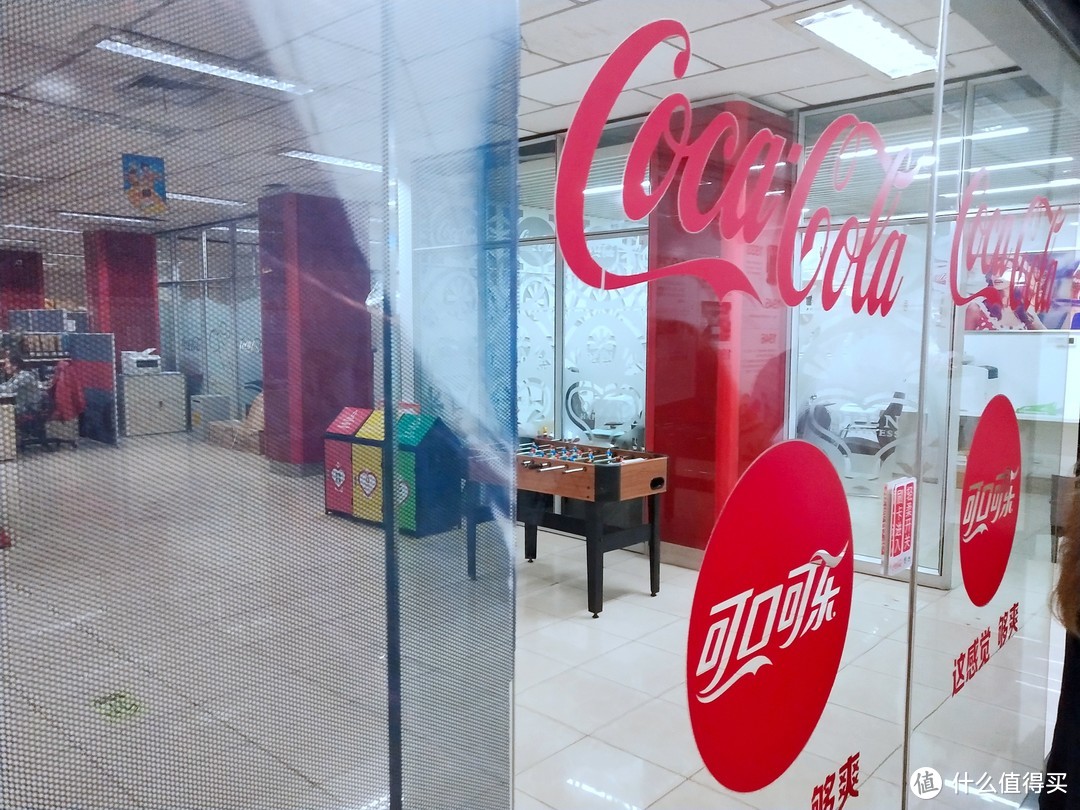 办公室也都有可口可乐的标志