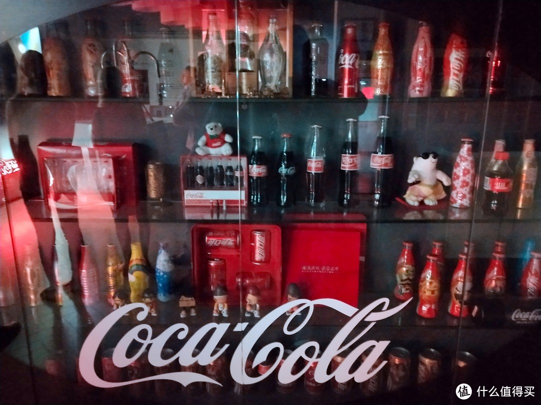 各种各样的包装，上面有可口可乐早期的玻璃瓶包装，最早的可乐是在药店售卖的，玻璃瓶也像药瓶一样。