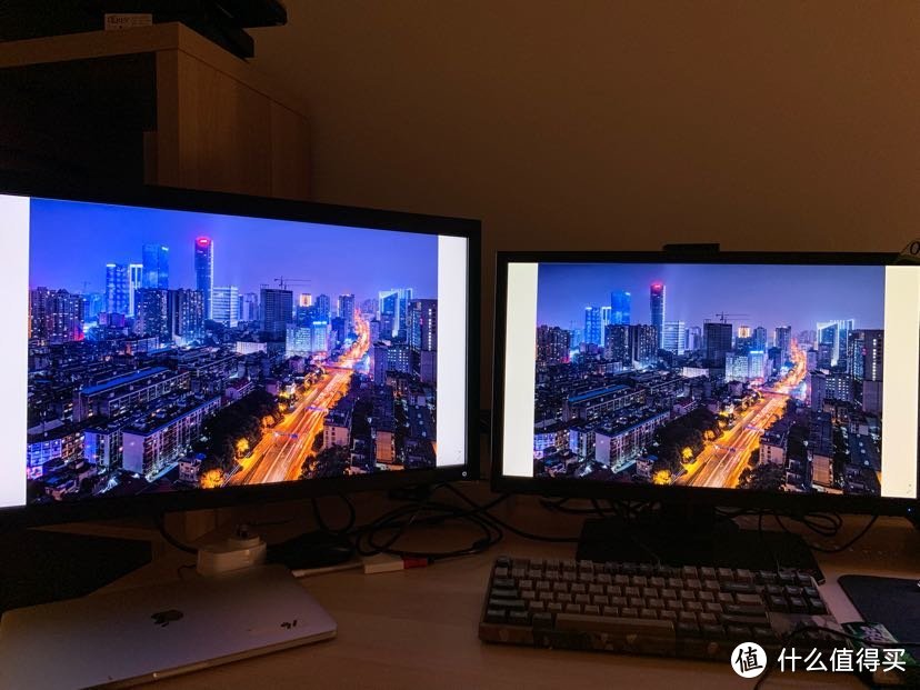 BenQ 明基 BL2711U 显示器。夕阳产品也不错， 至少便宜