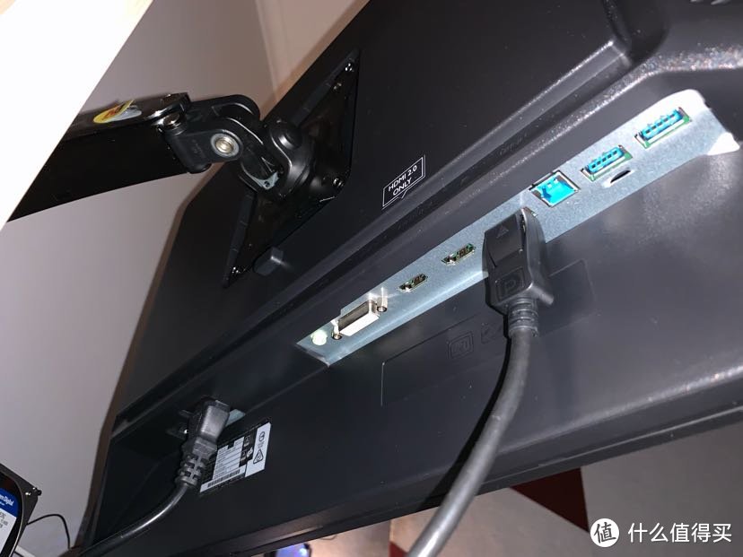 BenQ 明基 BL2711U 显示器。夕阳产品也不错， 至少便宜