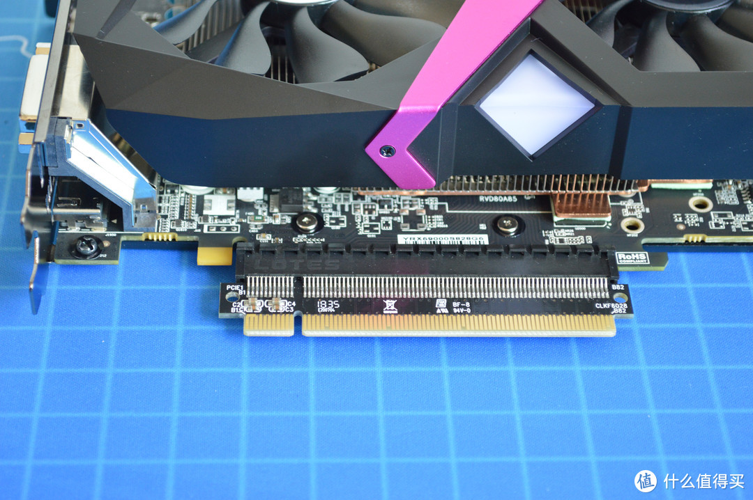 显卡需要插上机箱附件的PCI延长卡才能顺利插进显卡支架的PCI转接卡