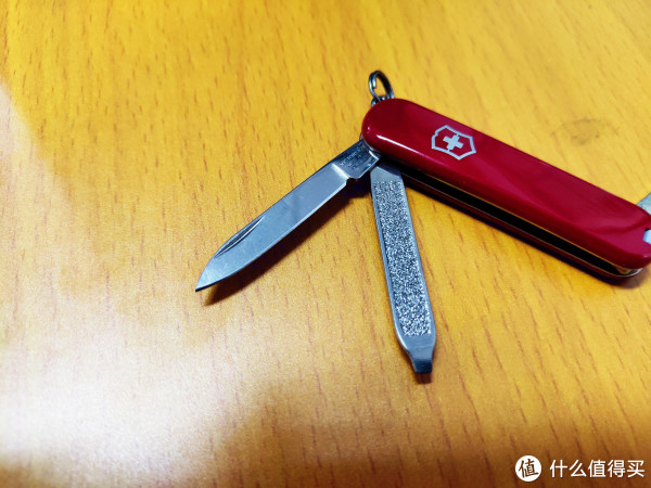 另一面打开是主刀，指甲锉和一字头，小刀很锋利，拆快递利器