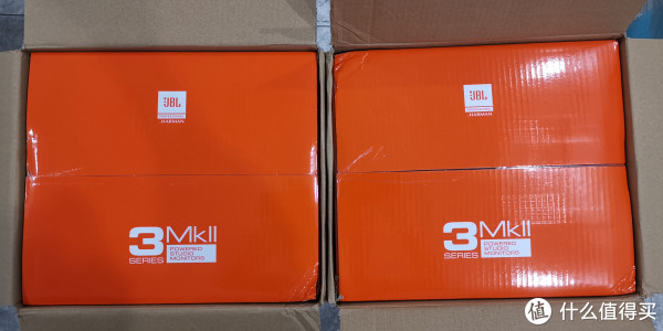 骚气的橙红纸盒，跟张大妈很配