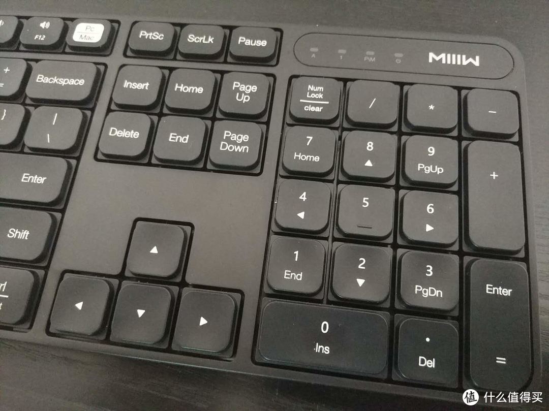键盘按键表面黑色本体，白色字体，整体看来简洁舒适，右上方有个米物的logo