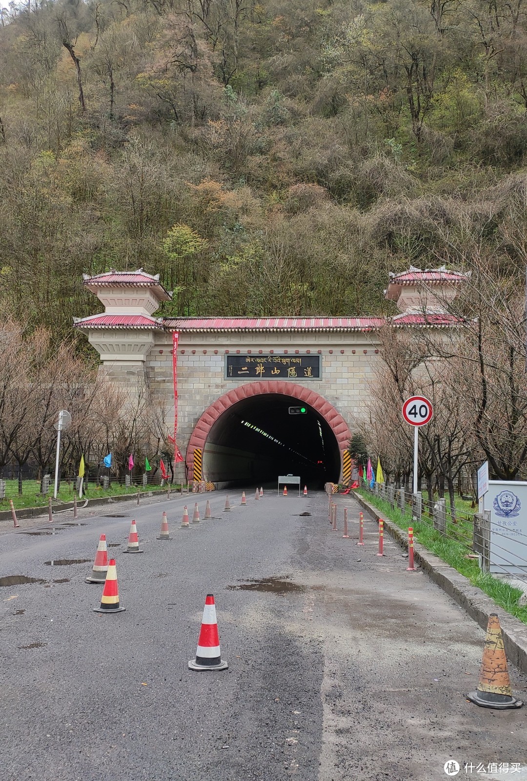 修理中的二郎山隧道，没有车通过，在里面骑车爽啊