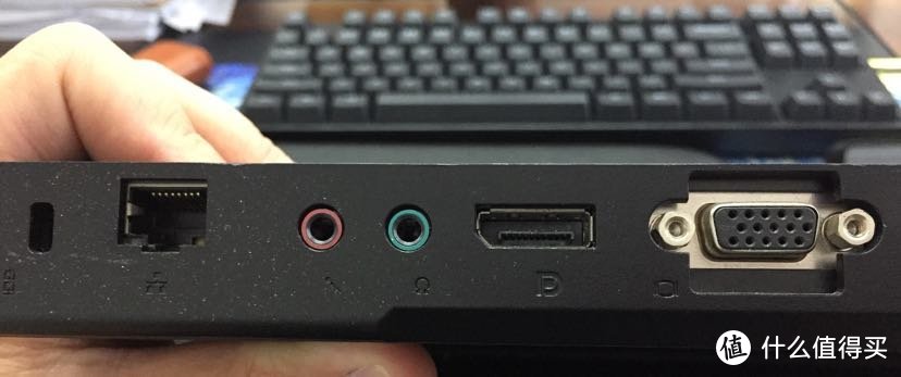 显示器接口旁那个是啥？HDMI？