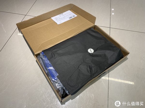 包和风衣叠放在一起，拿到盒子的时候我都觉得扁得不可思议
