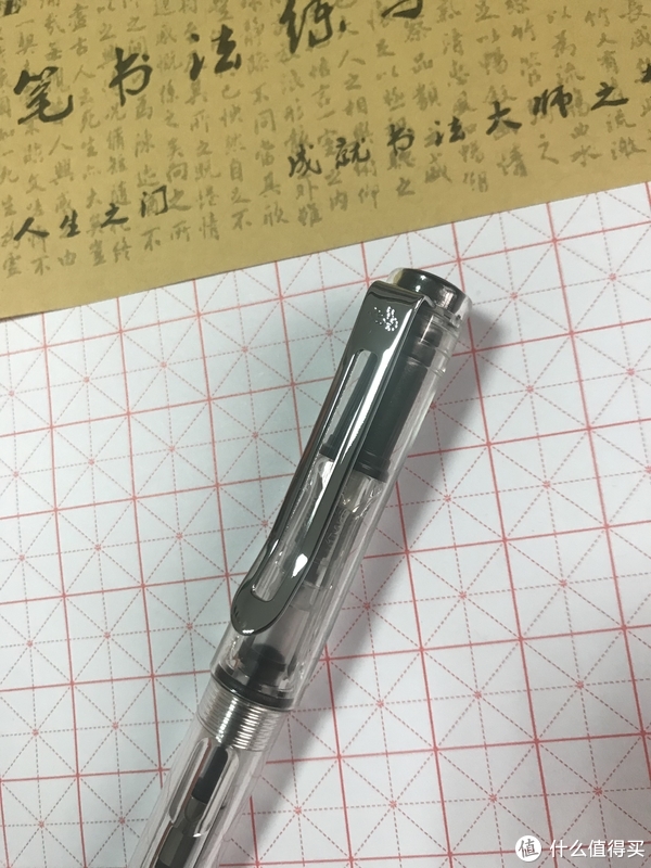 细节上还是有不少区别的，笔夹不同，还带自家品牌标志