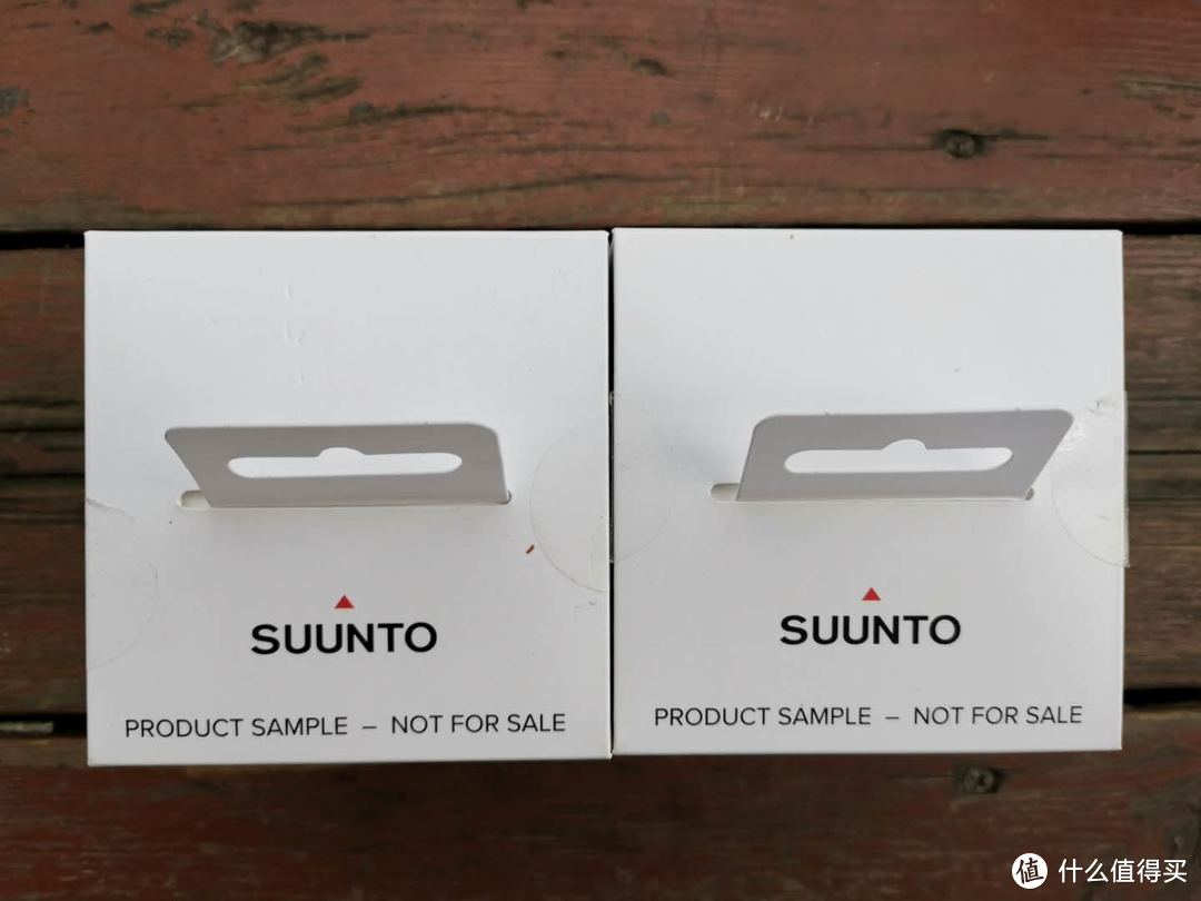 盒子顶部，除了SUUNTO的LOGO之外，多了一行小字标注这块表属于生产样品，不能公开销售。