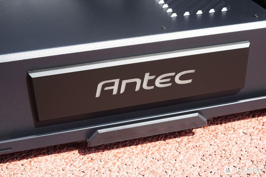 机箱终结篇-预留光驱位、自带RGB控制器、可安装360水冷的安钛克(Antec)龙焰机箱