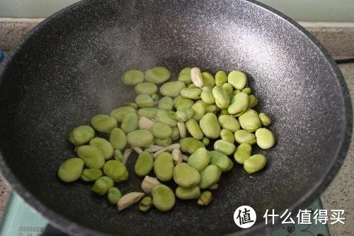 正当季的蚕豆，价格便宜，做法简单，只需加一种食材，鲜香软糯