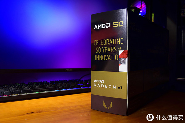 AMD Radeon VII 五十周年纪念版 侧面