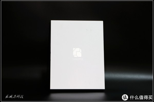 全白包装外观，LOGO也是银色的位于正中央，以至于在拍摄时需要给logo另外打光才能从正面看到其基本模样。整体给人以简约、干净、干练的产品形象。