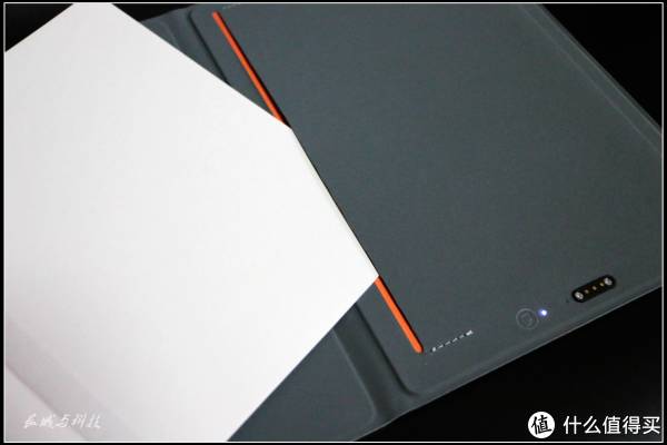 将替换页从背页插口抽出，惊喜的发现露出一线骚橙色，给整体稳重内敛的配色增添一抹灵动的色彩，设计师在这里还是用了一点小心思的。官方提到替换页可以使用普通A5笔记本来替换，不过据说原装内页也不过十元左右，在这里产品给了试用者极大的自由度，实属难得。更多的类似厂商还是会把耗材当作摇钱树。