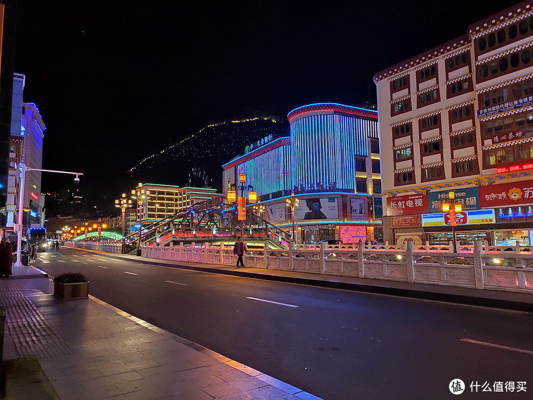 夜色中绚丽的康定市