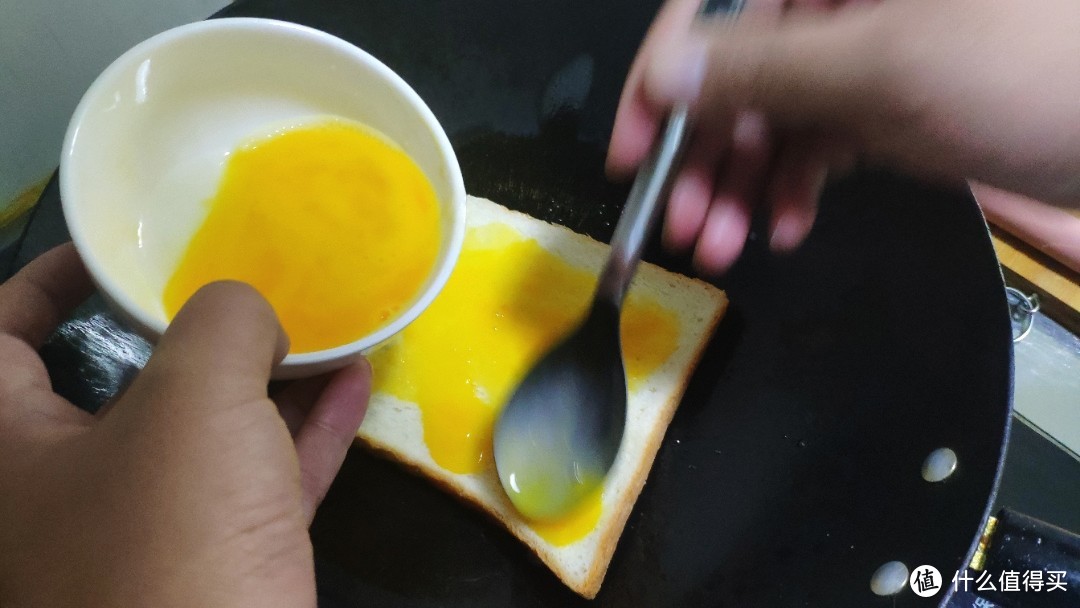 美味鸡蛋煎面包片来当早餐，开心哦