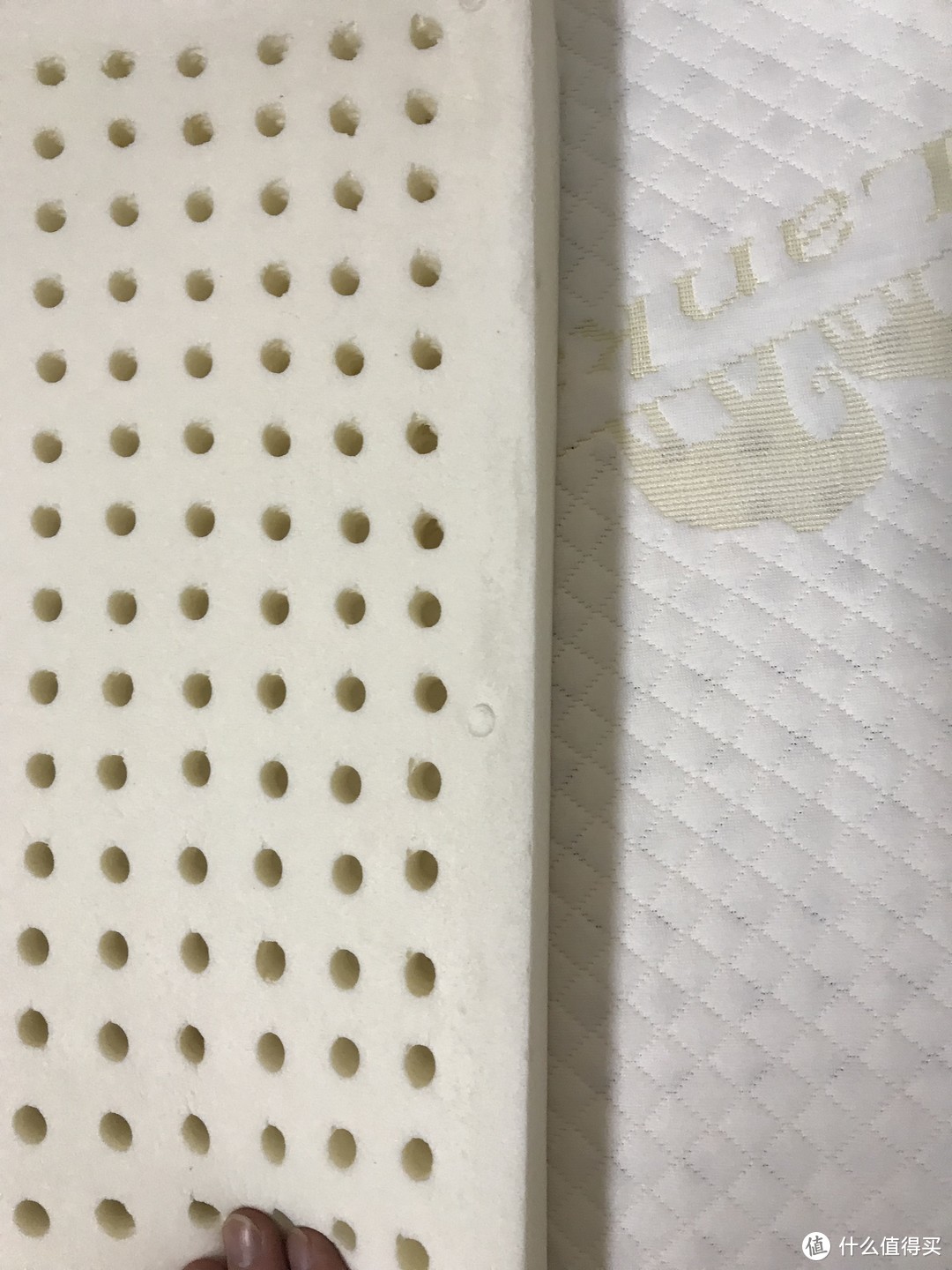 淡淡的黄色，天然乳胶的颜色，另外床垫套是国产的，乳胶的孔洞不是很完美，这个是工艺问题，都没有办法避免的。