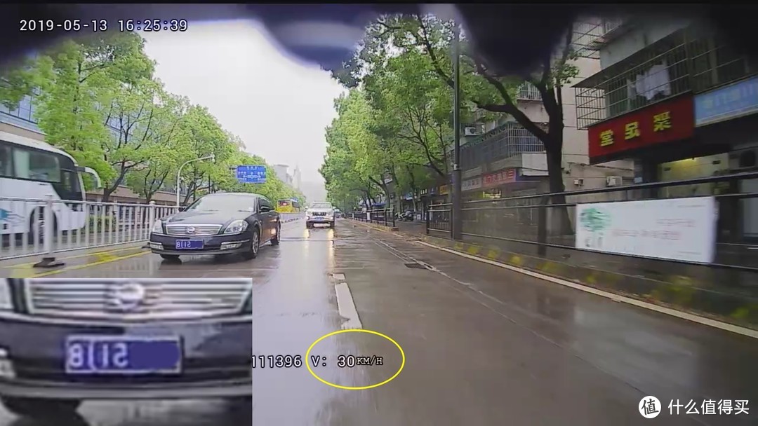 后摄像头视频截图，注意距后车约两个车身的距离、30km/h时速下的动态截屏。