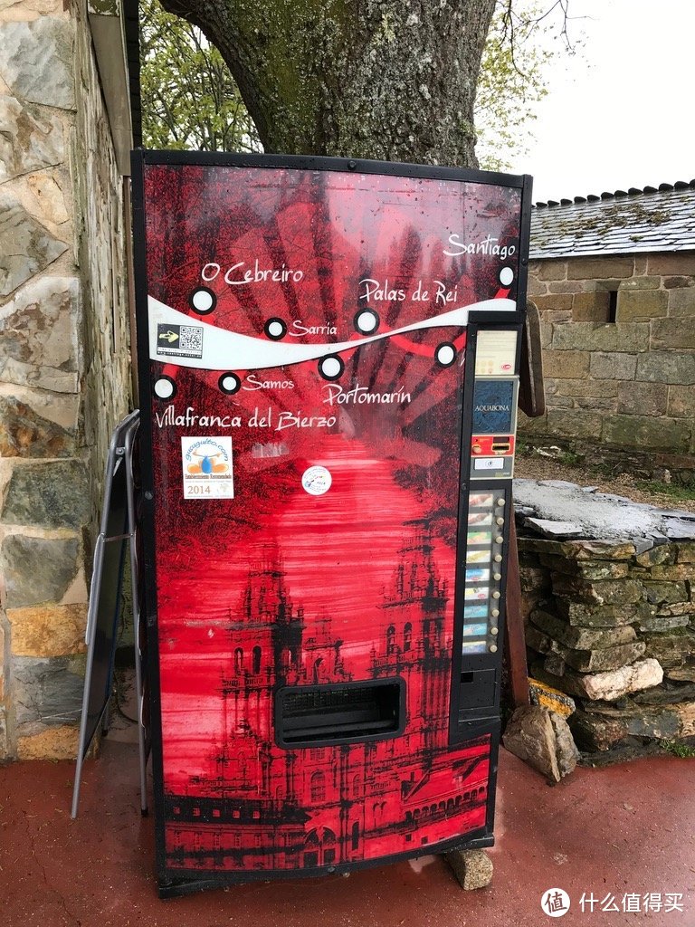 “朝圣”的可口可乐自助售货机，上面标注有路过的城市